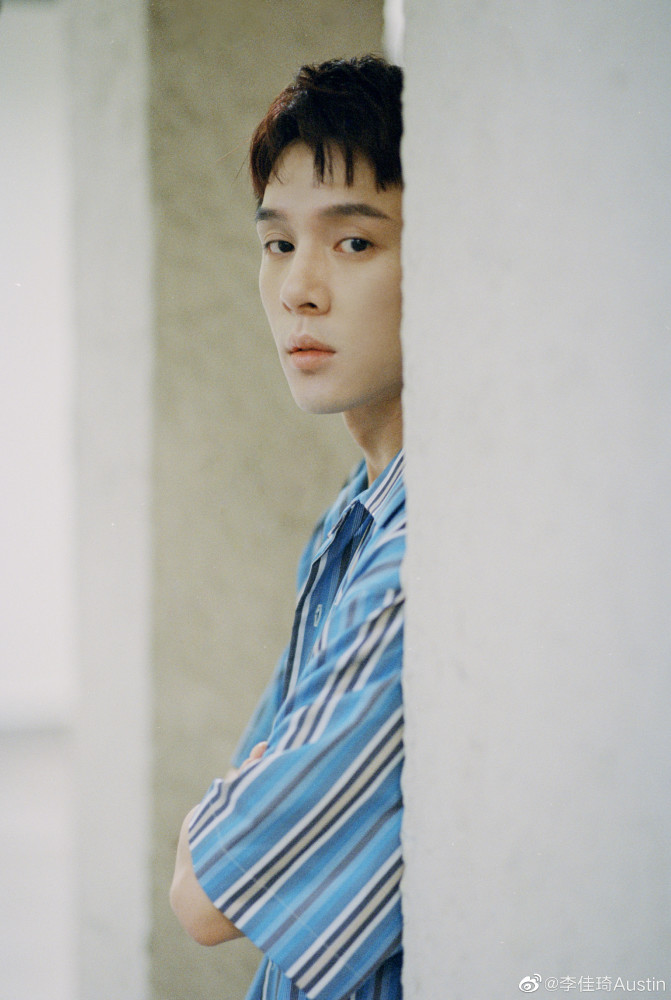 李佳琦夏日胶片写真来袭蓝色条纹衬衫少年感满满太有气质了