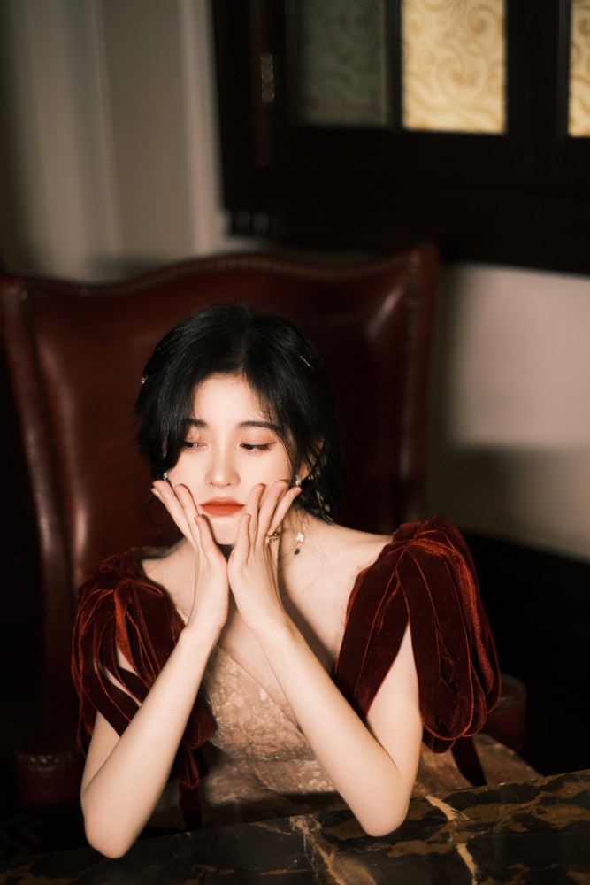 鞠婧祎红丝绒肩带礼裙高贵优雅公主气质十足