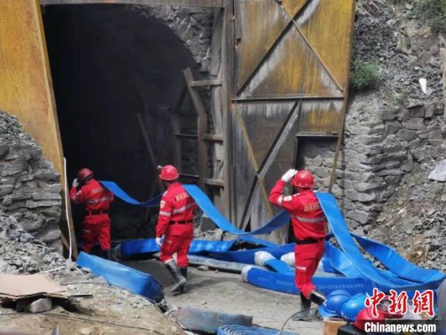 山西代县铁矿透水事故救援现场正在加紧抽排水