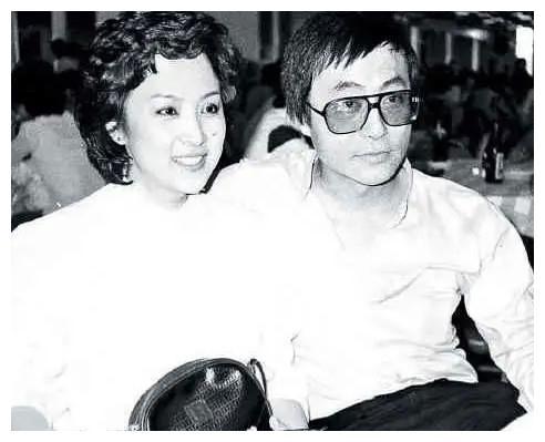 大概是吸取了几个兄弟的教训,邓光荣不许自己的老婆严珍纳穿性感的