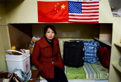 蜗居美国唐人街的华人男女混住无隐私为何不回国过优渥的生活