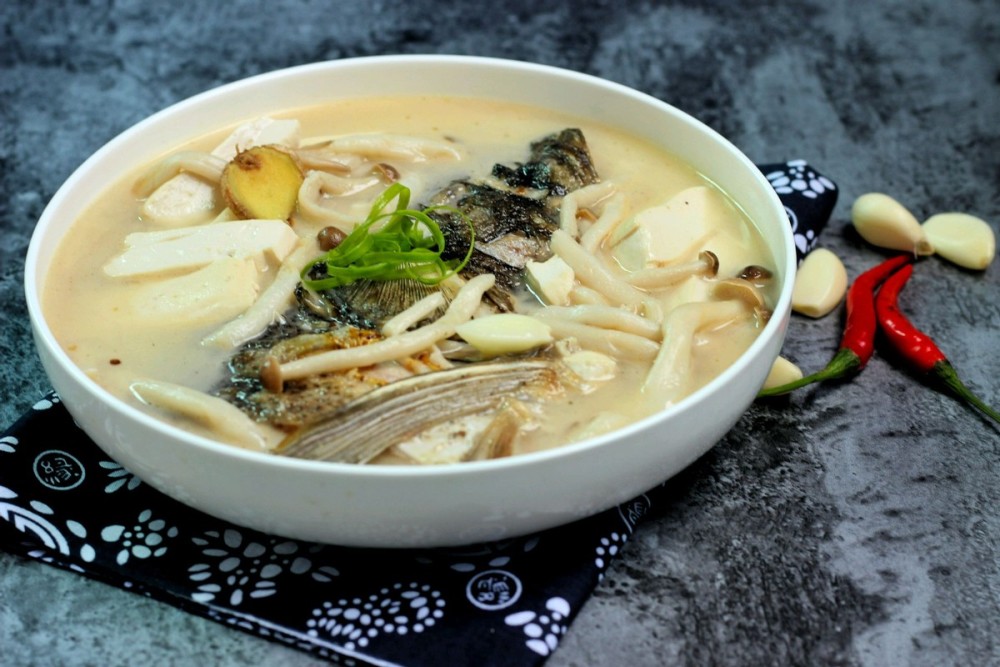 豆腐和魚頭煲湯,營養豐富,好消化好吸收,適合孩子和老人食用