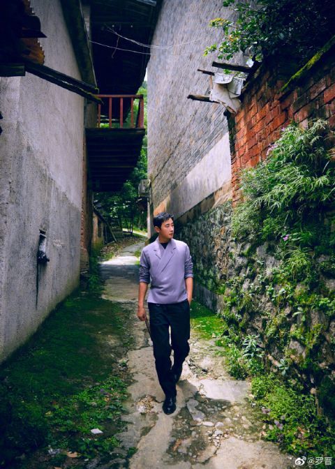 罗晋一身灰西装打卡铜鼓母校 网友:这届校草非你莫属!