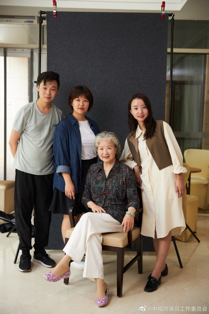 王晓棠田华谢芳张勇手,最新清晰照曝光,老电影艺术家,端午安康