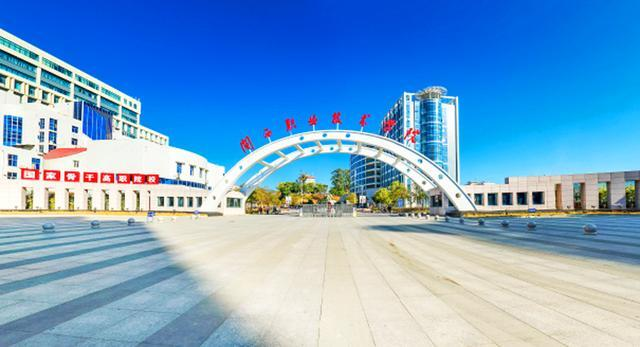 龙岩那边的工业学校合并在一起了,成了如今的名字,这座高校的校园面积