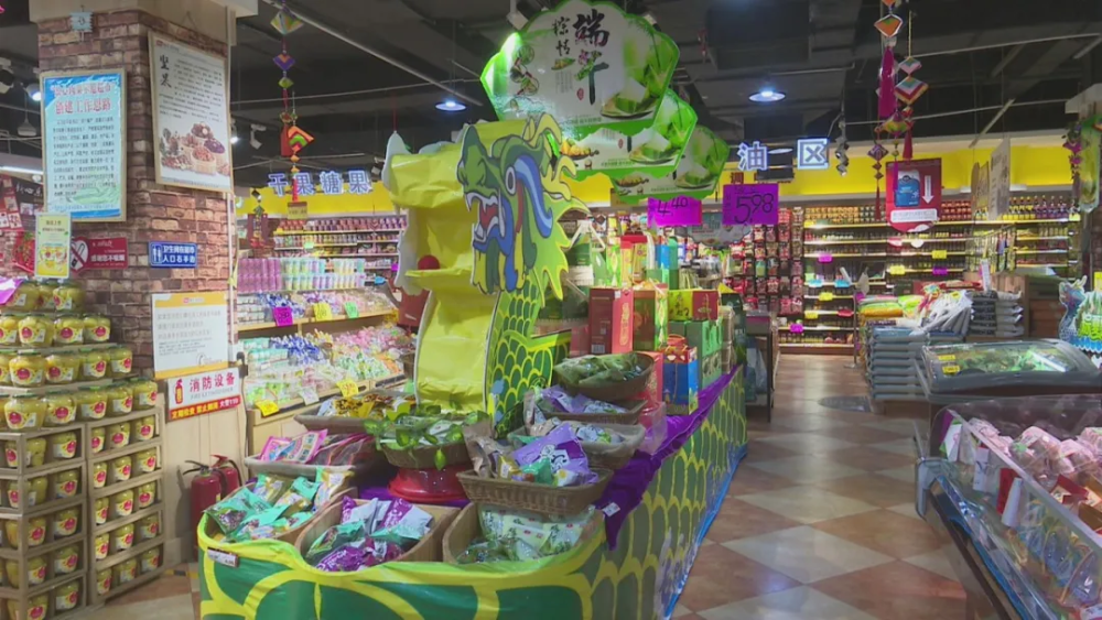 随着端午节临近,高台县各大商场超市早早推出了端午主题专卖区,各色各