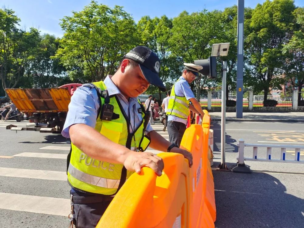 進行疏導和管控交警蜀黍們到達各自崗位一大早6月7日,8日為考生開路!