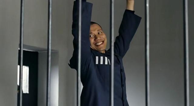 走投无路的胡金泉,假装非礼跟自己学舞的女人,把自己送进了监狱,主动