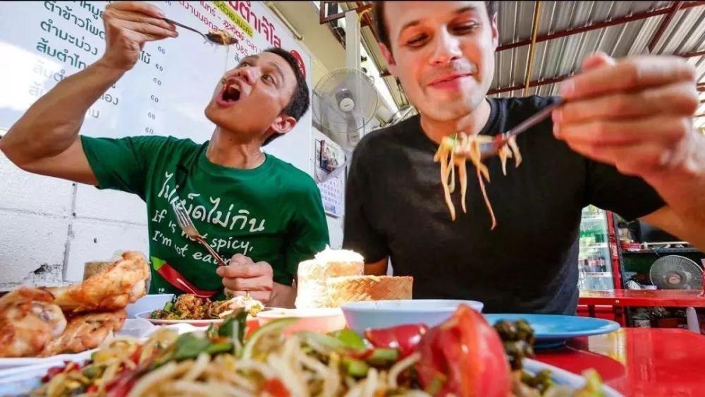 美国吃货网评,来到中国后,这"8大奇葩"食物,让人欲罢不能