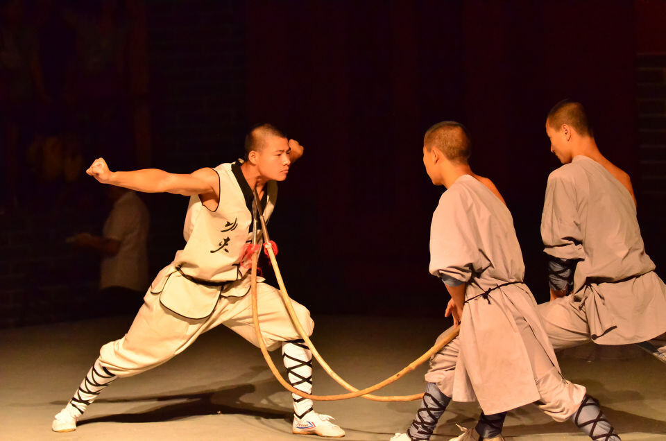 传武大师彻底没落!河南气功大师铁头功失效,被黑心砖"ko"了