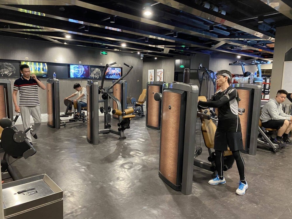 在夜深的健身房,977的年轻人正在"赎罪"