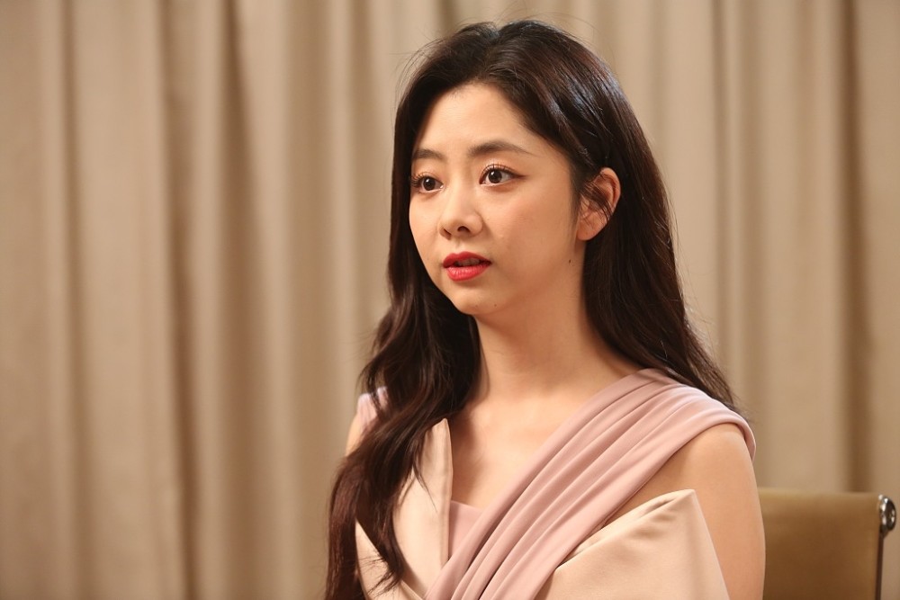 谭松韵裸色连衣裙优雅迷人做客访谈节目敞开心扉谈规划