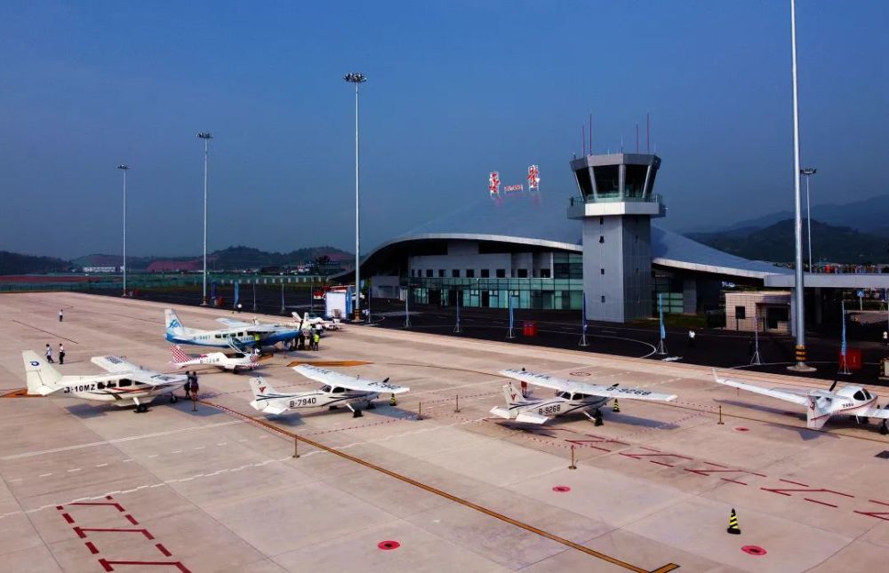 飞机从金堂起飞啦成都淮州机场颁证暨首航仪式今日举行"聚焦东进