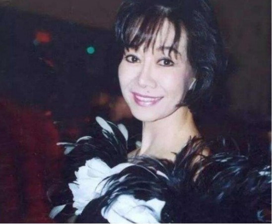 身穿三百万皮草的香江富贵花,前半生让人羡慕,后半生惨遭唾骂