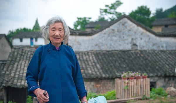 沈阳一老太太,搬家翻出2件古物,专家鉴定后大惊:您祖上是谁?