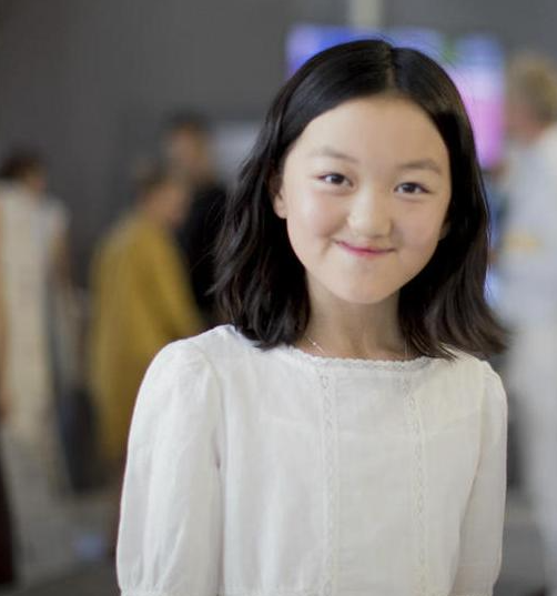 王菲女儿曾经兔唇,如今十分自信大胆晒出自拍照_腾讯新闻
