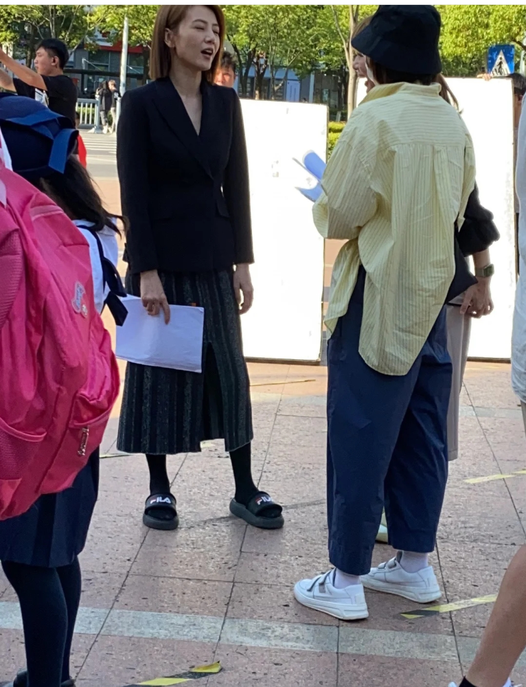 网友偶遇高圆圆拍戏 无滤镜状态干瘪消瘦 原来明星也会老 全网搜