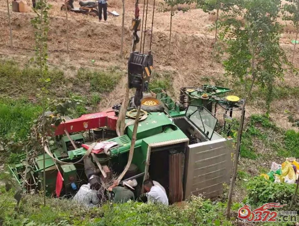 安阳一收割机掉沟里了,咋个回事儿