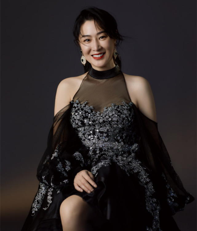 "慕容九"侯炳莹罕露面,抗癌成功精神好,与家人反目成仇多年