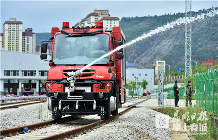 云南首台路轨两用消防车上轨灭火