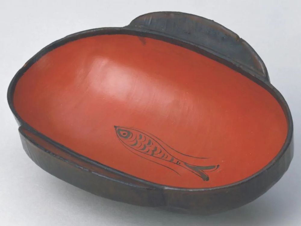 今天给大家介绍,汉代文物《彩绘漆鱼纹耳杯》,高5.4厘米,口径17.5-9.