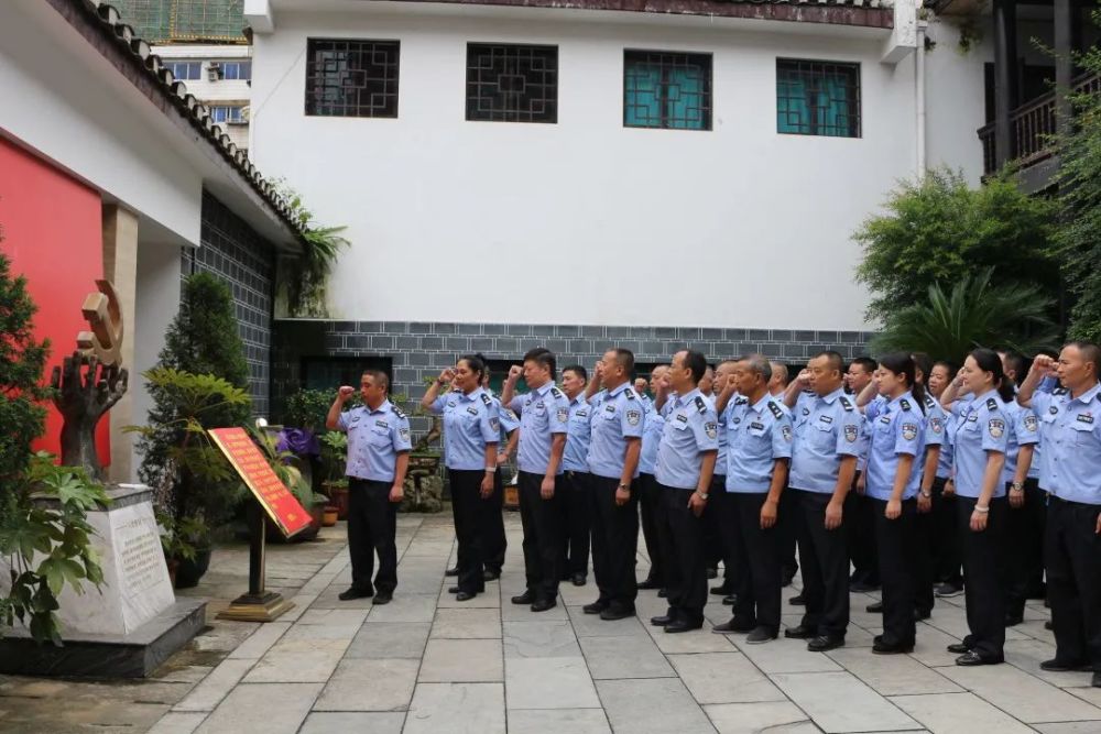 南明区看守所搬迁1000余名在押人员安全转移