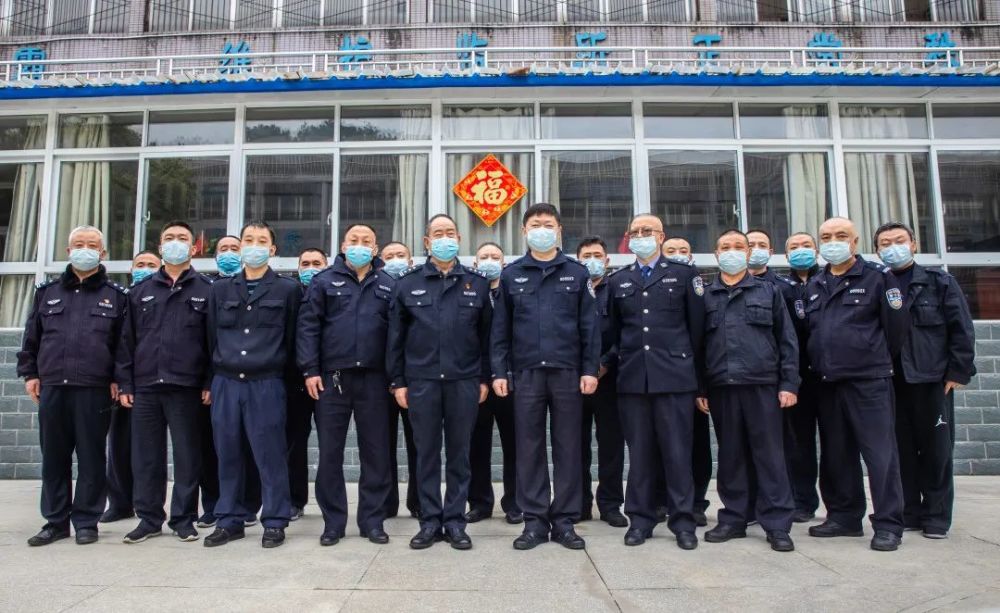 南明区看守所搬迁1000余名在押人员安全转移