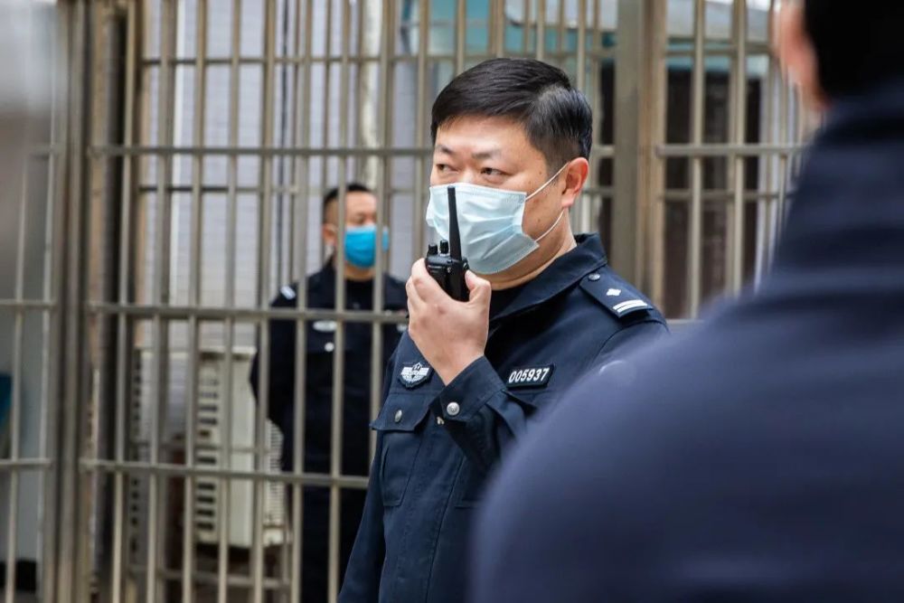 南明区看守所搬迁1000余名在押人员安全转移