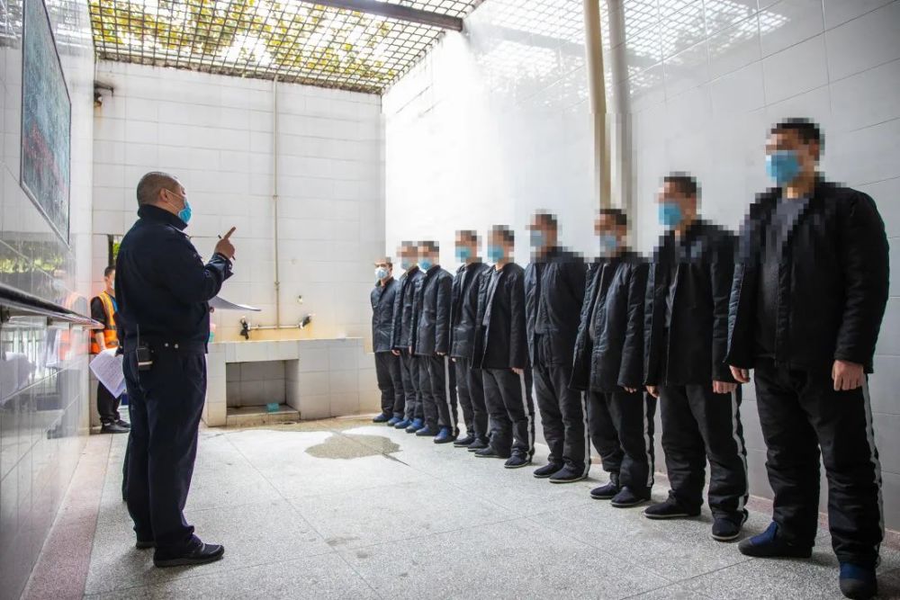 南明区看守所搬迁1000余名在押人员安全转移