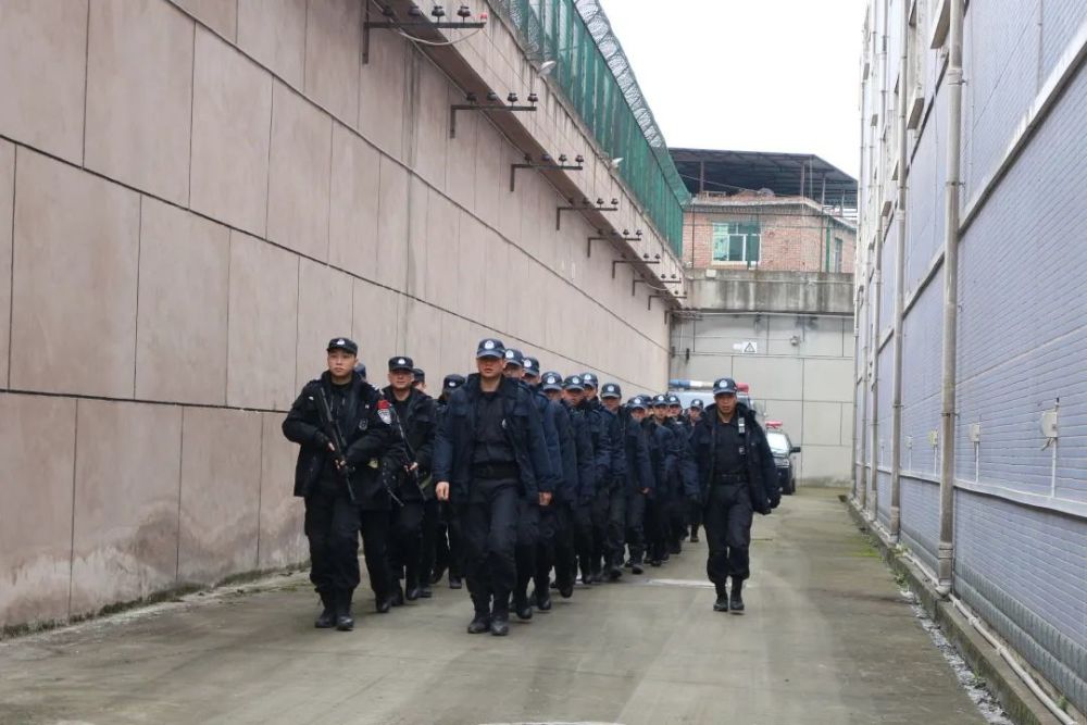 南明区看守所搬迁1000余名在押人员安全转移