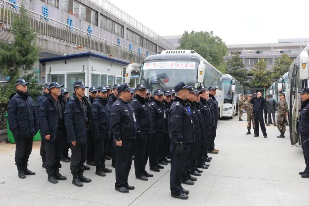 南明区看守所搬迁1000余名在押人员安全转移