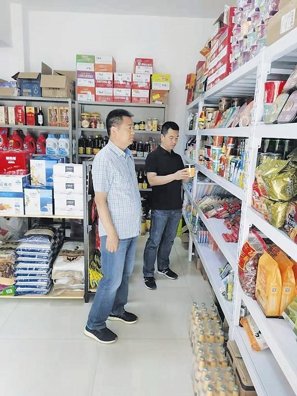 稽查人员在开展暗查暗访工作.