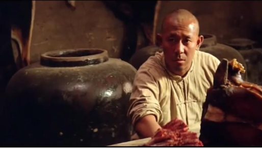 在第二年,他成为了《红高粱》中的余占鳌,这是张艺谋第一部作品,姜文