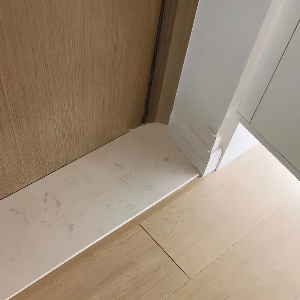 经常会出现两个空间地面高度不同的情况,用门槛石做个坡度或倒角,完美