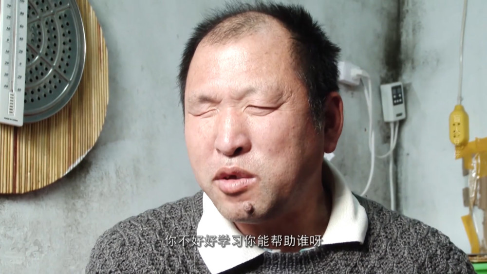 太感人了盲人夫妻卖豆芽绝不缺斤少两只为给女儿攒大学学费