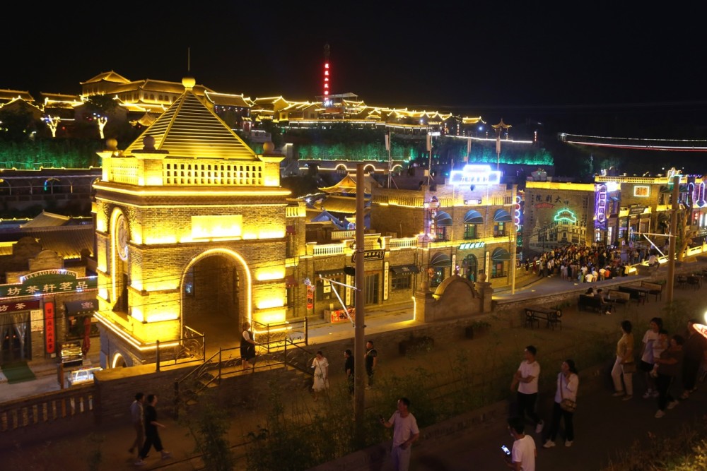 伊川龙凤山古镇夜景图片