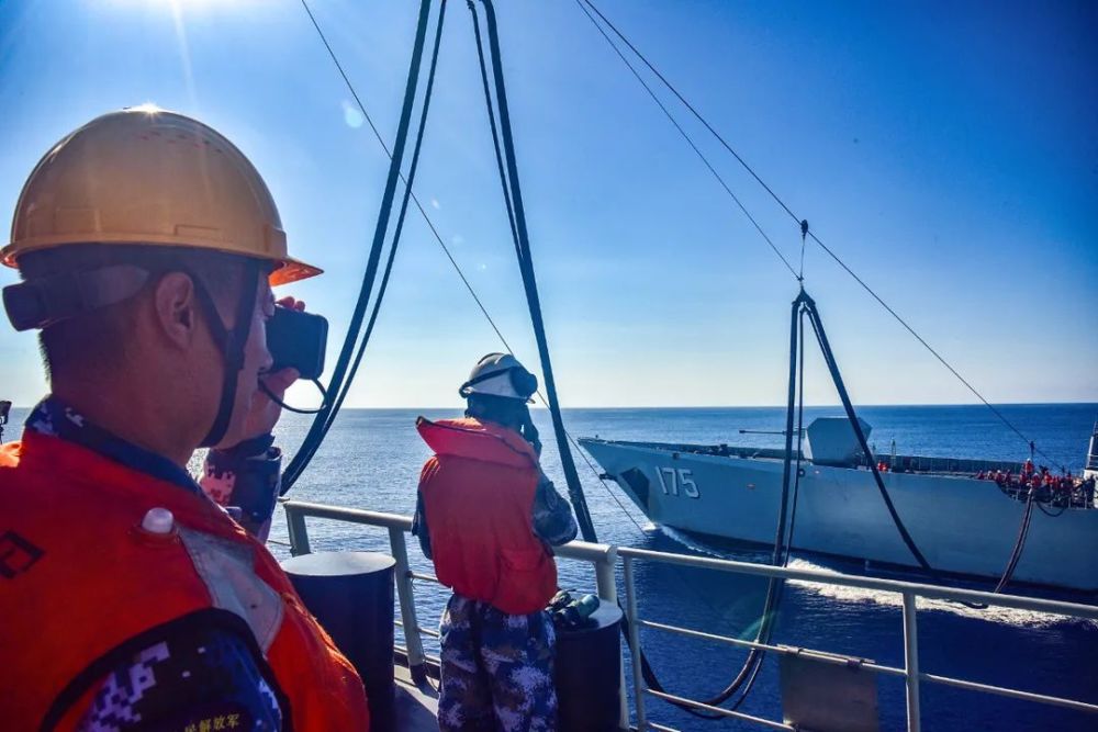 组成"一横一纵"补给队形保持同速同向航行查干湖舰与受补舰船接到指令