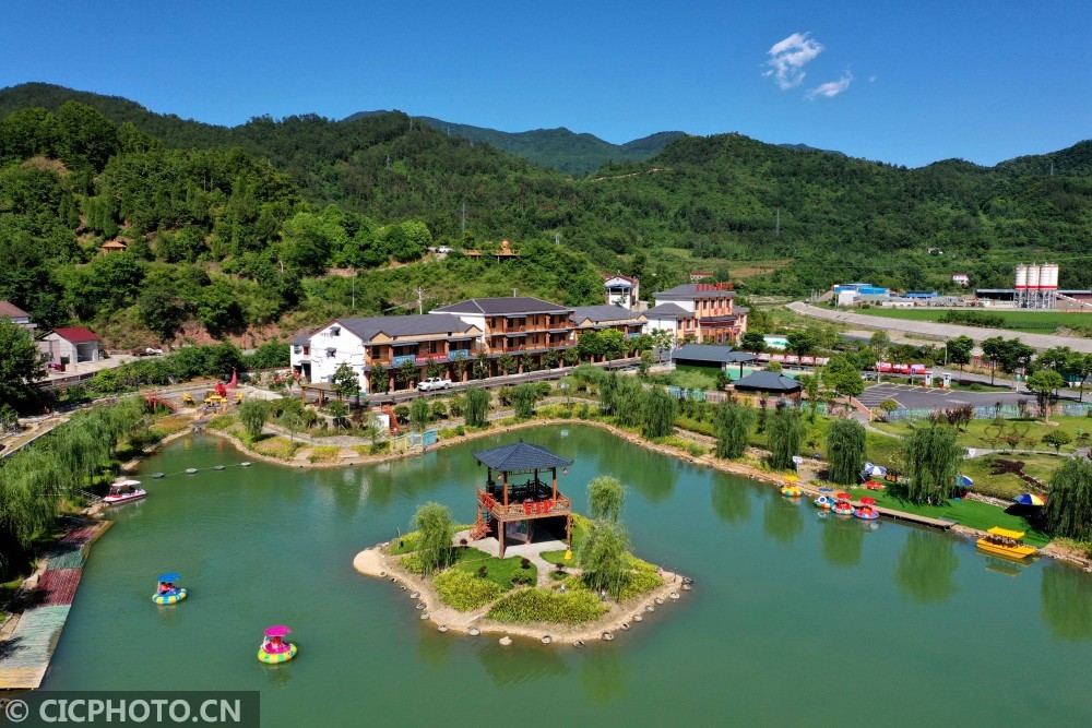 2021年6月5日,游客在湖北省襄阳市保康县马良镇陈家湾村田园综合体内