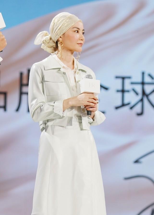 王菲的颜值真的没话说,头发都包起来了也不土,气质越看越高贵