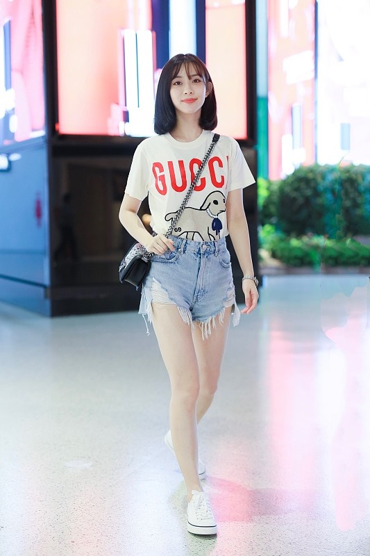 孟子义的搭配太飒了裤腰挖洞太大胆谁都忍不住多看一眼