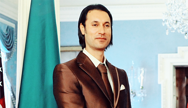 同样是卡扎菲的儿子,一个英勇牺牲,另一个却跪地求饶!