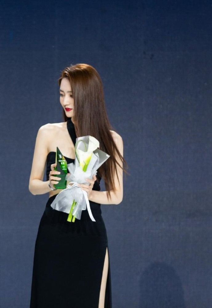 徐璐全身亮点穿小黑裙走红毯超性感漫画腰漫画腿太让人上头了