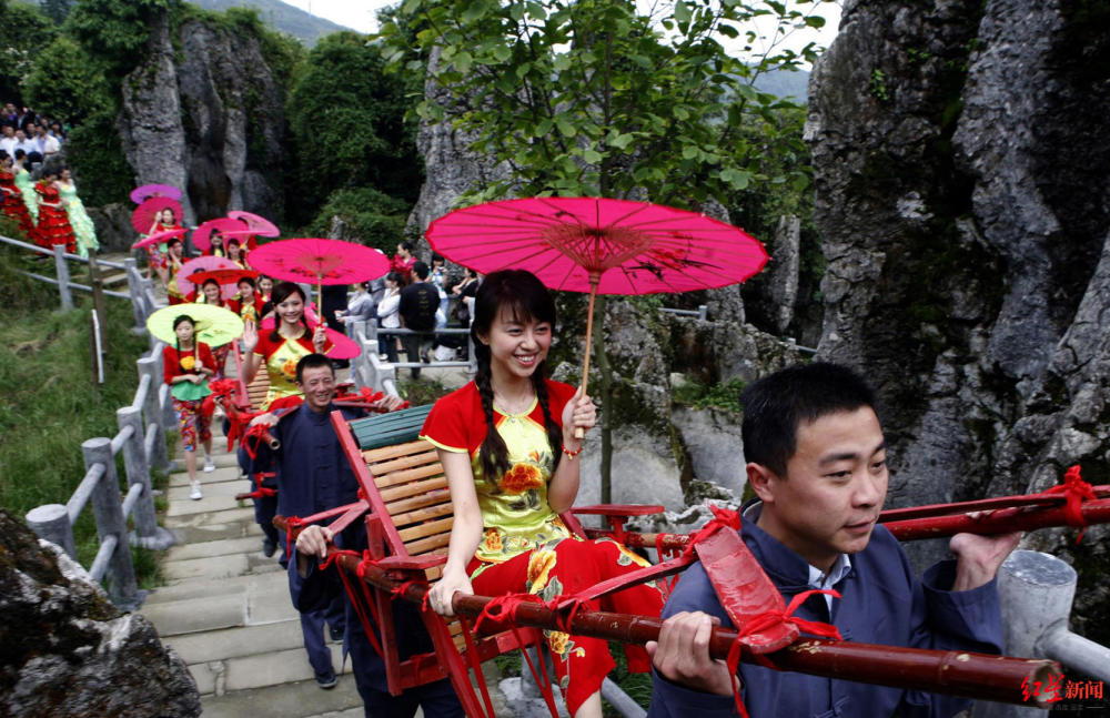 四川华蓥山滑竿抬幺妹入选国家级非遗项目