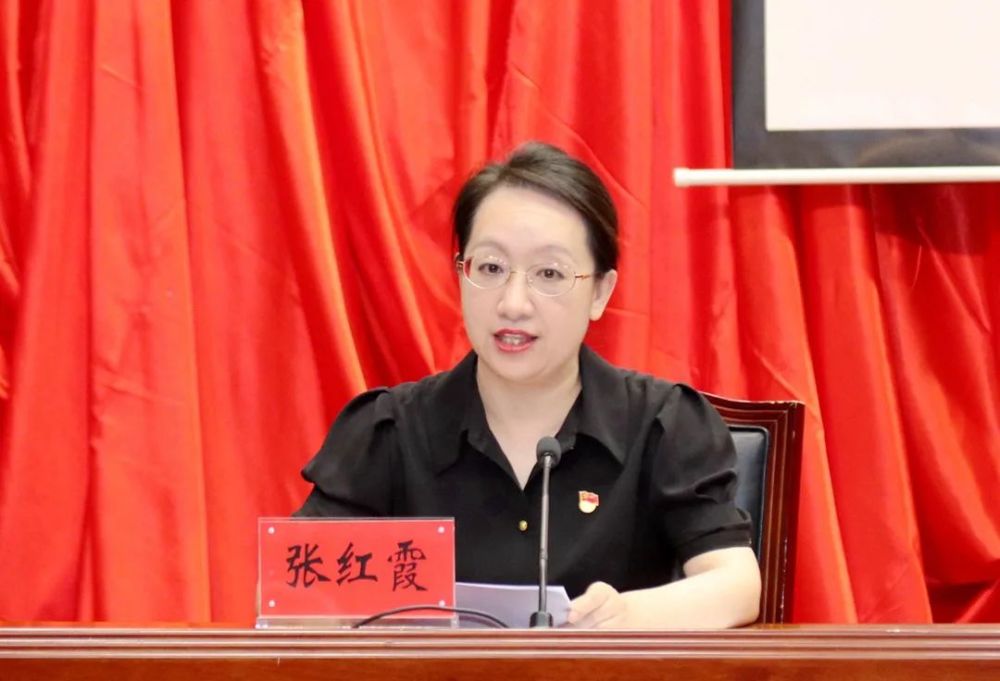 市委常委,宣传部部长张红霞主持会议.