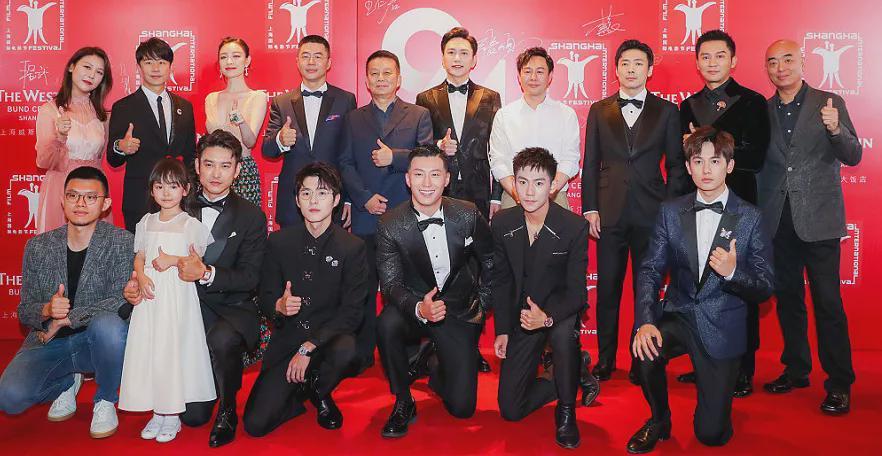 上影节红毯来了倪妮优雅大气关晓彤黑裙抢镜陈数身材绝佳