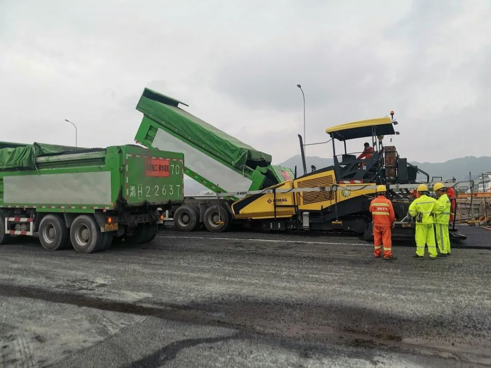 并按照沥青施工技术规范要求,对混合料的拌合,运输,摊铺,碾压