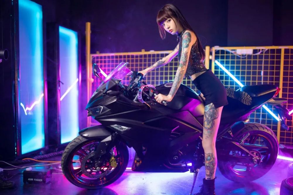 每日壁纸彩色小摩托34花臂美女机车灯光