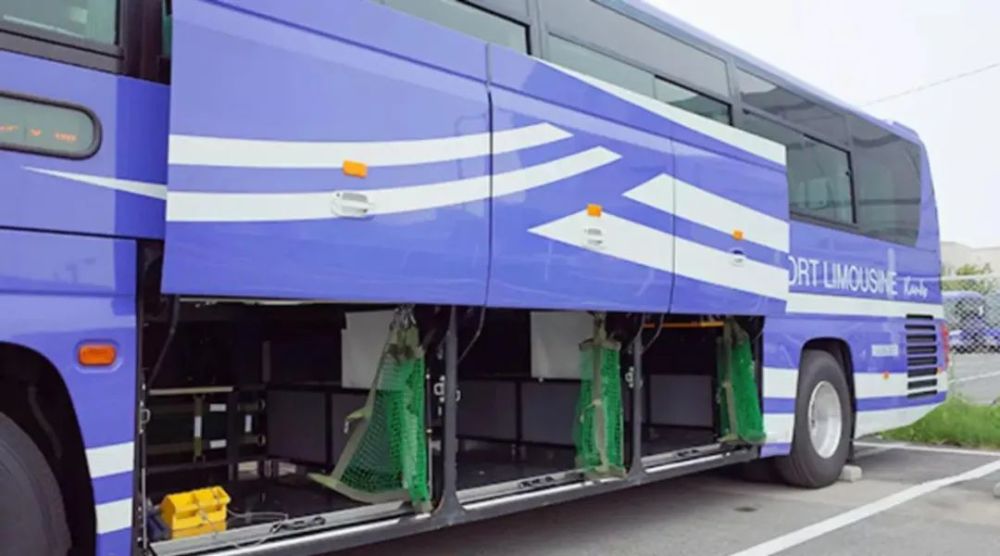 而将行李舱布设在车厢下部,利用低位的大件行李,降低大巴的重心,一定