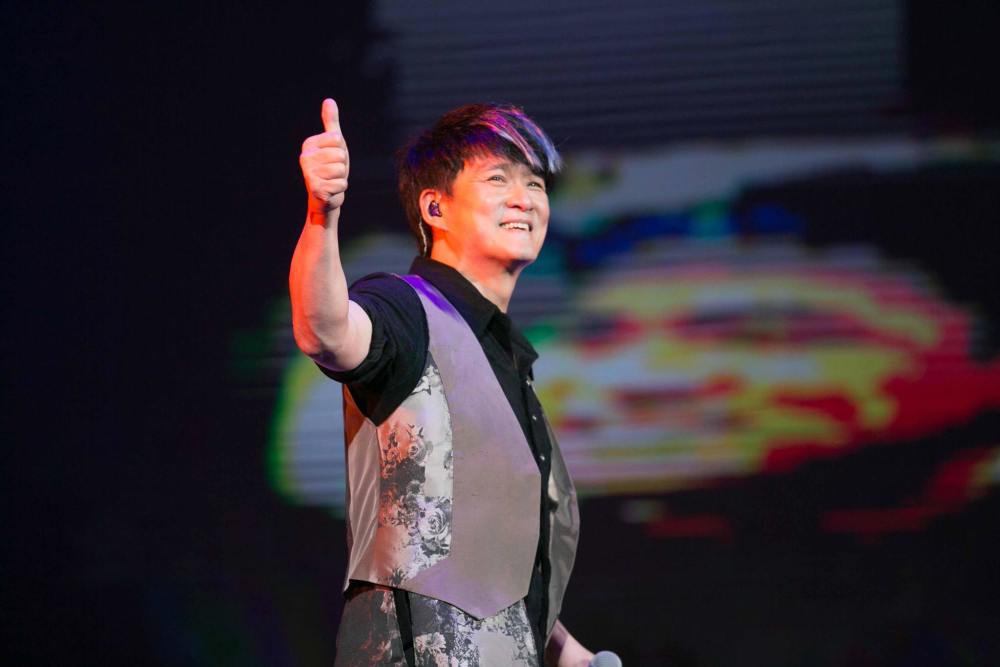 61岁周华健为爱子庆生混血儿子胡子拉碴网友母亲基因很强大