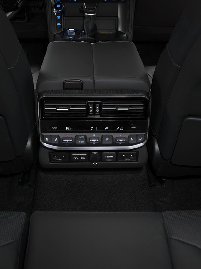 采2/3/2三排七座设定,不过也提供双排五人座版本,尽管是款本格派suv